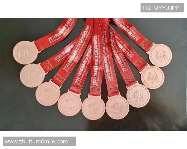 足球球员后背的故事与荣耀背后的辛勤付出与奋斗历程